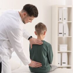 nino con dolor de espalda min.1600419126 - Consejos para evitar el dolor de espalda al jugar con las videoconsolas. 