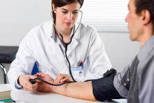m&eacute;dico tomando tension arterial