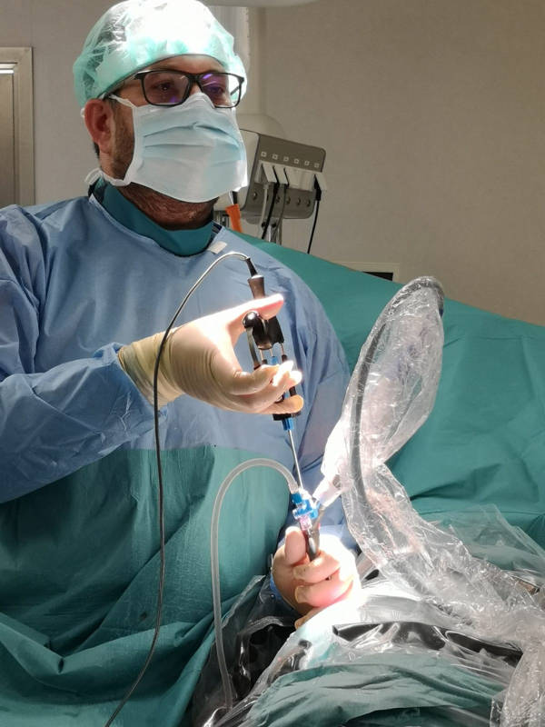 Dr Liz&oacute;n realizando endoscopia de columna