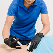 inyectando c&eacute;lulas madre para tratar la discopatia